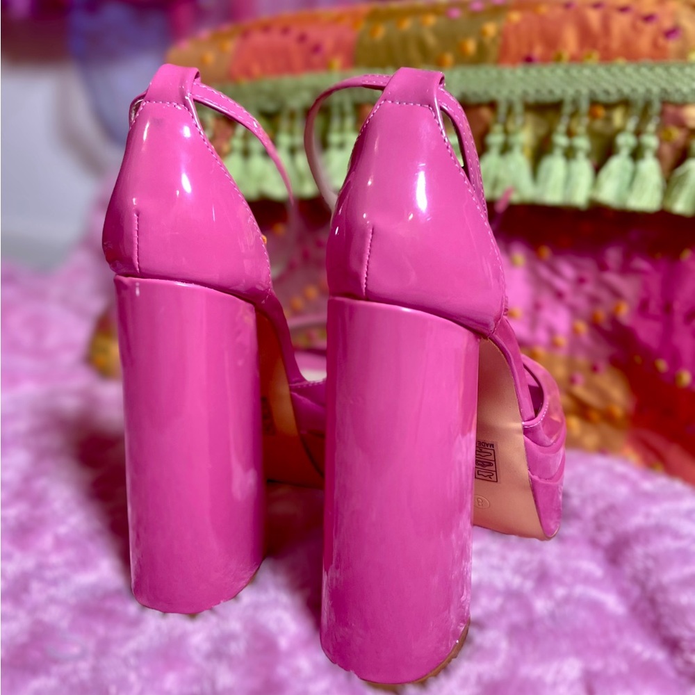 Retro Pink Pumps - Picture 2 of 4